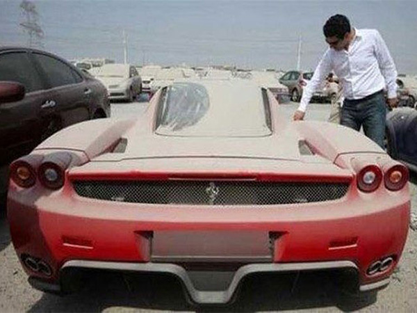 في دبي سيارات فاخرة رهينة الغبار والأتربة... فما قصّتها؟